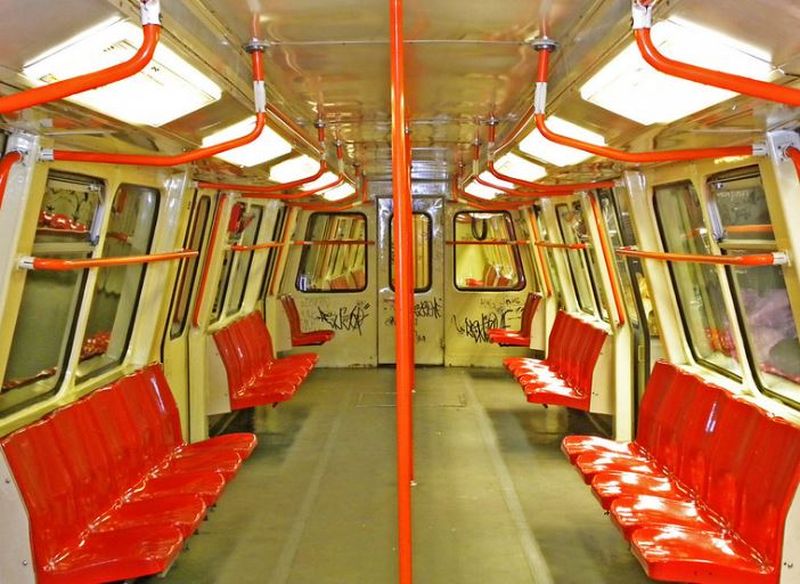 Probleme la metroul din București, tren rămas blocat în stația Basarab