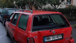 Strugurel și Mandarin, prinși beți la volan, cu mașina lovită, neînmatriculată şi cu numere false