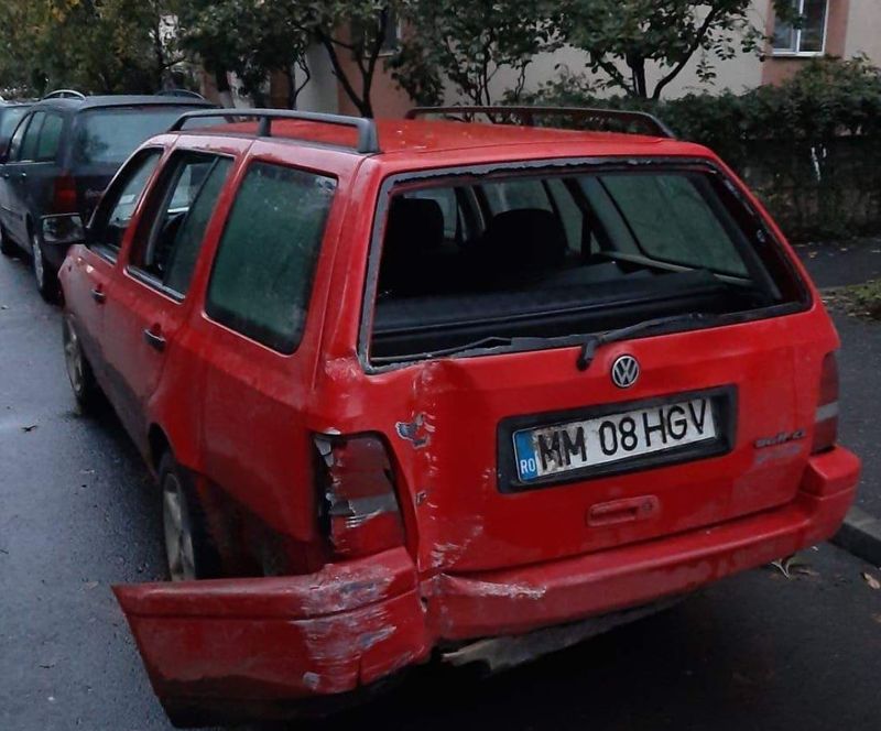 Strugurel și Mandarin, prinși beți la volan, cu mașina lovită, neînmatriculată şi cu numere false