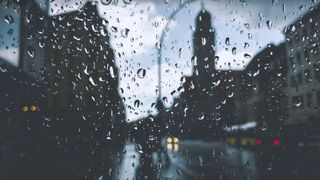 Femeie &icirc;n stare gravă după ce a stat ore la r&acirc;nd &icirc;n ploaie și a făcut hipotermie