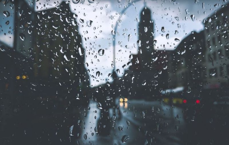 Femeie în stare gravă după ce a stat ore la rând în ploaie și a făcut hipotermie