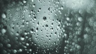 Femeie &icirc;n stare gravă după ce a stat ore la r&acirc;nd &icirc;n ploaie și a făcut hipotermie