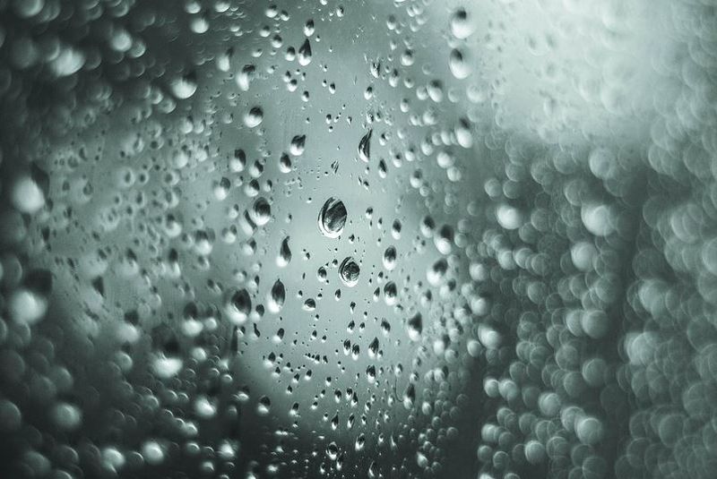 Femeie în stare gravă după ce a stat ore la rând în ploaie și a făcut hipotermie