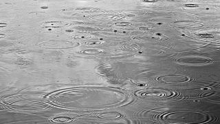 Femeie &icirc;n stare gravă după ce a stat ore &icirc;n șir &icirc;n ploaie și a făcut hipotermie