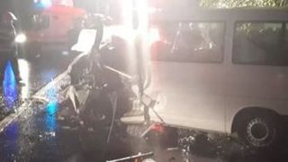 VIDEO | Accident teribil. Doi morți după ce un microbuz s-a izbit de un TIR