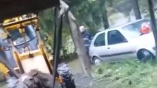 Acțiunea specială de salvare a unui cal căzut &icirc;ntr-un bazin ad&acirc;nc de doi metri