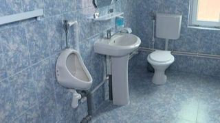 VIDEO | Toaleta care costă cât o garsonieră în București