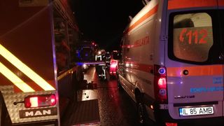 Date despre starea persoanelor rănite &icirc;n accidentul din Ialomiţa. Un pacient cu suspiciune de fractură de coloană este adus cu elicopterul la Bucureşti de la spitalul din Slobozia