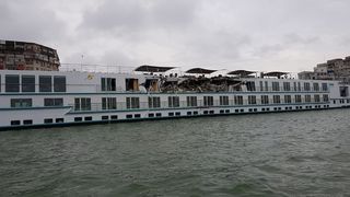 VIDEO | Accident naval pe Dunăre, după ce un cargo s-a ciocnit de o navă de croazieră. Două persoane au avut nevoie de &icirc;ngrijiri medicale - FOTO