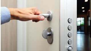 De ce să alegi o ușă metalică de exterior și nu una din alt material?