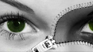 Gestul șocant al unei femei! La un pas de a răm&acirc;ne oarbă din cauza lentilelor de contact