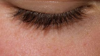 Gestul șocant al unei femei! A fost la un pas de a răm&acirc;ne oarbă din cauza lentilelor de contact