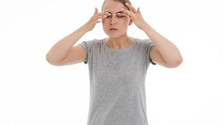 Gestul șocant al unei femei! La un pas de a răm&acirc;ne oarbă din cauza lentilelor de contact