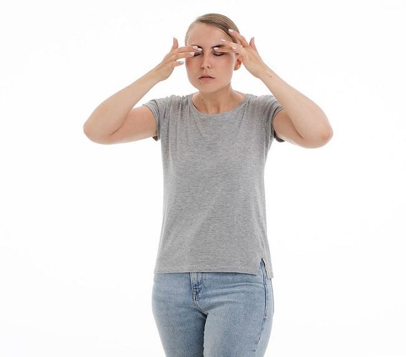 Gestul șocant al unei femei! La un pas de a rămâne oarbă din cauza lentilelor de contact