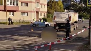 O femeie a fost lovită de camion pe o trecere de pietoni din Cluj-Napoca! A murit pe loc