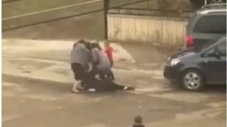 Două mame s-au luat la bătaie în văzul copiilor, în fața unei școli, din cauza locurilor de parcare