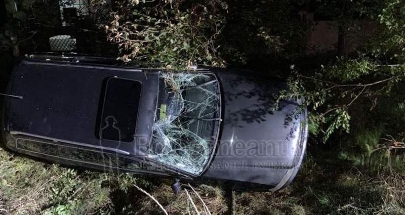 Accident de proporții după ce a depășit pe linie continuă. Bărbatul își ducea soția la spital, să nască