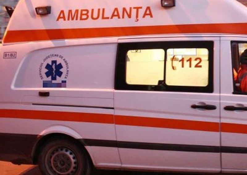Accident de proporții după ce a depășit pe linie continuă. Bărbatul își ducea soția la spital, să nască