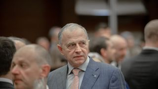 Gestul ministrului Justiției, Ana Birchall, către Mircea Geoană: &bdquo;Asta-i contribuția mea &icirc;n pregătirea unui loc eligibil&rdquo;