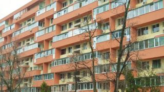 O femeie de 73 de ani a murit după ce a căzut de la etajul şase al blocului unde locuia