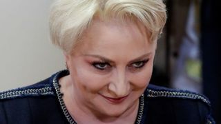 Replica uluitoare a Vioricăi Dăncilă după moțiune: &bdquo;Am muncit &icirc;n credinţă şi nu mi-am aranjat nimic. Sunt convinsă că vom c&acirc;ştiga prezidenţialele. Sper ca apoi locul de muncă să fie la Cotroceni&rdquo;