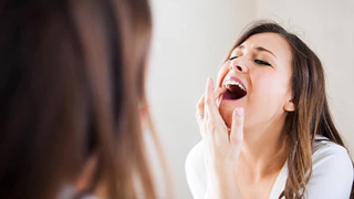 Parodontoza se tratează. Nu aștepta să-ți cadă dinții!