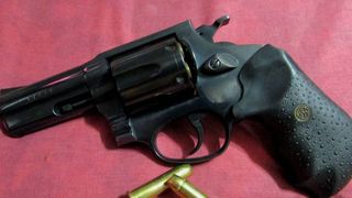 Afaceristă ucisă în stil mafiot. A fost găsită împușcată în mașină, cu un trandafir alb lângă ea