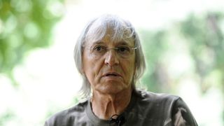 Mihai Constantinescu a ieșit din comă și merge singur. Este o minune!