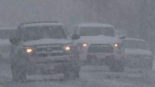 VIDEO | Zăpadă și ger năsprasnic în SUA. S-au întâmplat 100 de accidente și șoferii sunt disperați