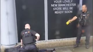 Atac s&acirc;ngeros &icirc;ntr-un mall! Mai multe persoane sunt &icirc;njunghiate!