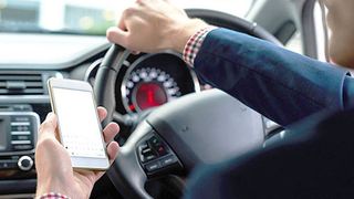 Atenţie, şoferi! Noul cod rutier intră &icirc;n vigoare m&acirc;ine. Ce riscaţi dacă folosiţi telefonul la volan