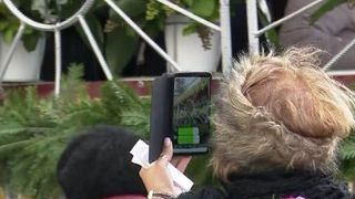 VIDEO | Credincioșii fac LIVE de lângă racla cu moaștele Sfintei Parascheva. Imagini inedite de la Iași