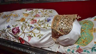 VIDEO | Sfânta Parascheva. Zeci de mii de credincioși  au venit la Iași pentru a se ruga la moaște