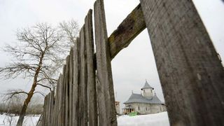 VIDEO | Satele care dispar. Există pe hartă, au cod poștal, dar nu mai sunt locuite de nimeni