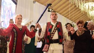 Viorica Dăncilă și Olguța Vasilescu, prinse &icirc;n horă la o nuntă din Maramureș. Imagini fabuloase!