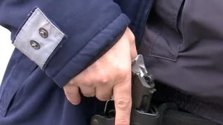 Un poliţist s-a &icirc;mpuşcat cu arma din dotare &icirc;ntr-un apartament din Caracal. Este &icirc;n comă de gradul III