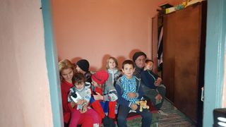 Povestea dureroasă a unei familii! Abandonați de mama, opt copii riscă să fie despărțiți de Protecția Copilului pentru că tatăl lor nu are bani să extindă casa 