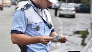 Om al legii prins &icirc;n flagrant &icirc;n timp ce lua mită