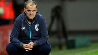 Unul dintre cei mai mari antrenori de fotbal din lume trăiește într-un apartament de o cameră și merge pe jos