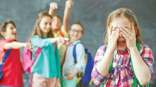 ȘOCANT! Imaginile groazei! Cum umilește un copil de 7 ani o fostă vânzătoare, devenită profesor!