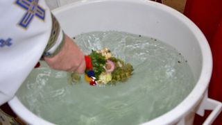 Ce conţine, de fapt, aghiazma. Cercetătorii au aflat adevărul! E TERIFIANT!