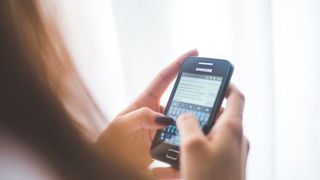 Gestul cutremurător al unei surori. I-a  dat mesaj fratelui ei care  a murit cu șase luni în urmă, iar ce a primit este șocant