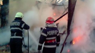 Incendiu puternic la un bloc din Sectorul 1 al Capitalei. Mai multe persoane au fost evacuate