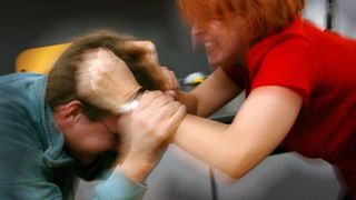 Două neveste din Arad şi-au bătut bărbaţii şi nu mai au voie să se apropie de ei