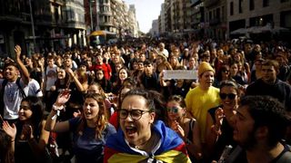 Proteste violente &icirc;n Barcelona, după condamnarea liderilor catalani. Atenționare de călătorie MAE