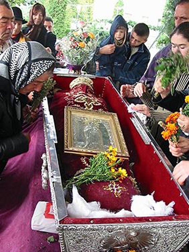 Sfânta Paraschiva nu este sfântă, iar povestea ei este inventată. Românii trăiesc în Evul Mediu?