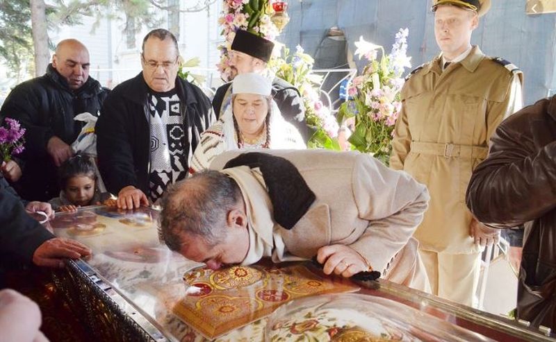 Sfânta Paraschiva nu este sfântă, iar povestea ei este inventată. Românii trăiesc în Evul Mediu?