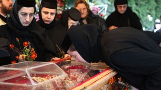 Sfânta Paraschiva nu este sfântă, iar povestea ei este inventată. Românii trăiesc în Evul Mediu?