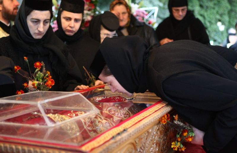 Sfânta Paraschiva nu este sfântă, iar povestea ei este inventată. Românii trăiesc în Evul Mediu?