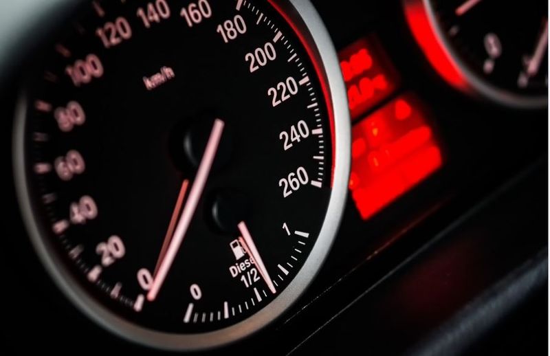 Accident provocat de doi frați de cinci și opt ani. Au furat mașina părinților și au condus-o pe un drum public